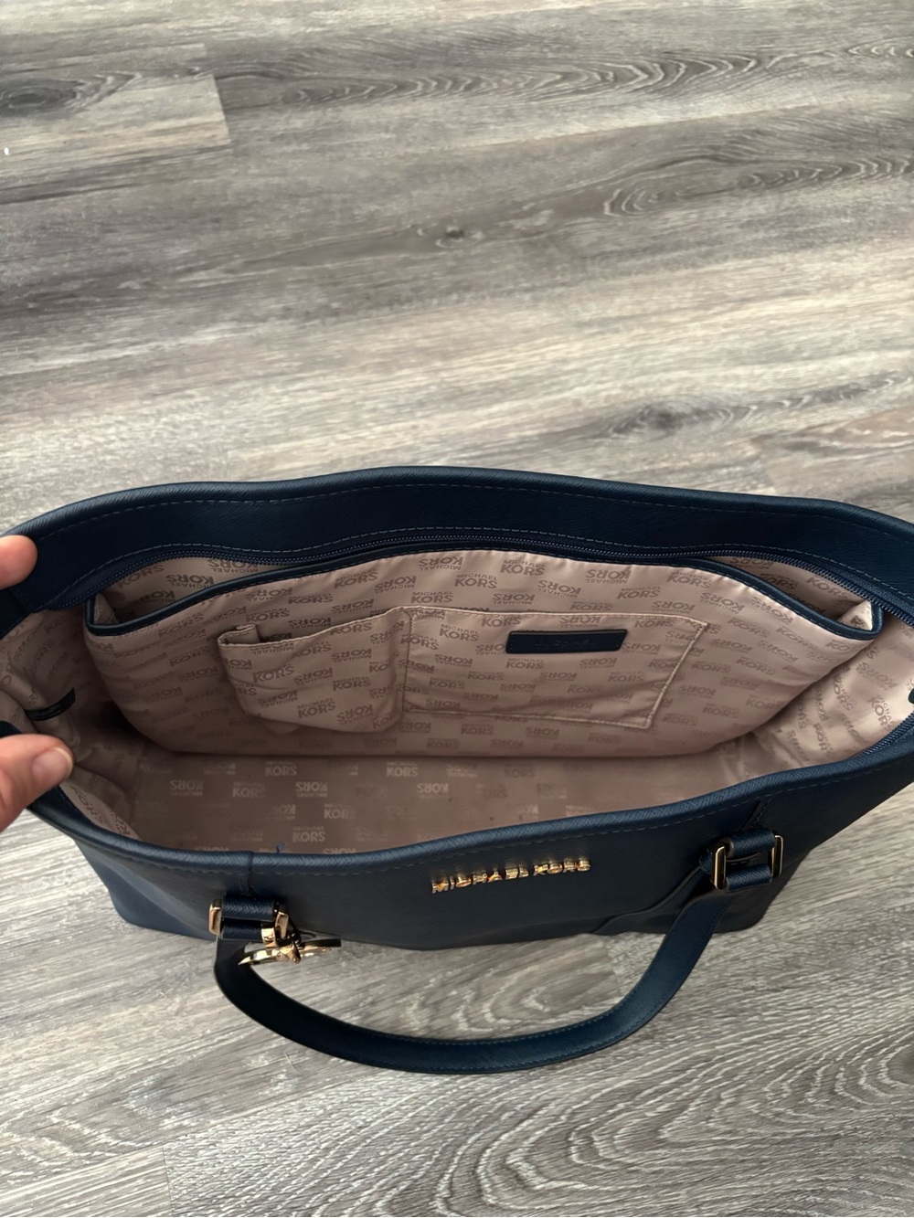 ⚜️Michael Kors Tote with Gold MK Charm - Picture 4 of 5